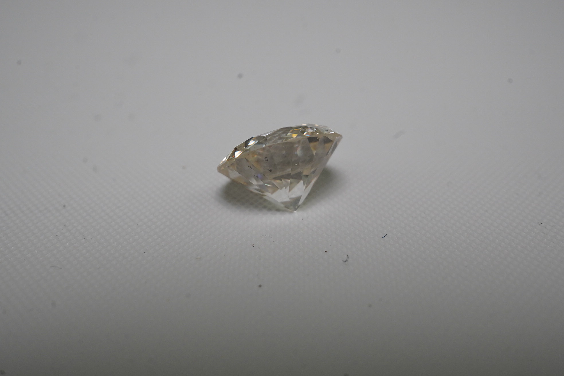 An unmounted round brilliant cut diamond